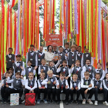 Bērnu balsis, kas saviļņoja Latviju – labākie skolu kori saņem “AKROPOLE” balvas 10 000 eiro vērtībā