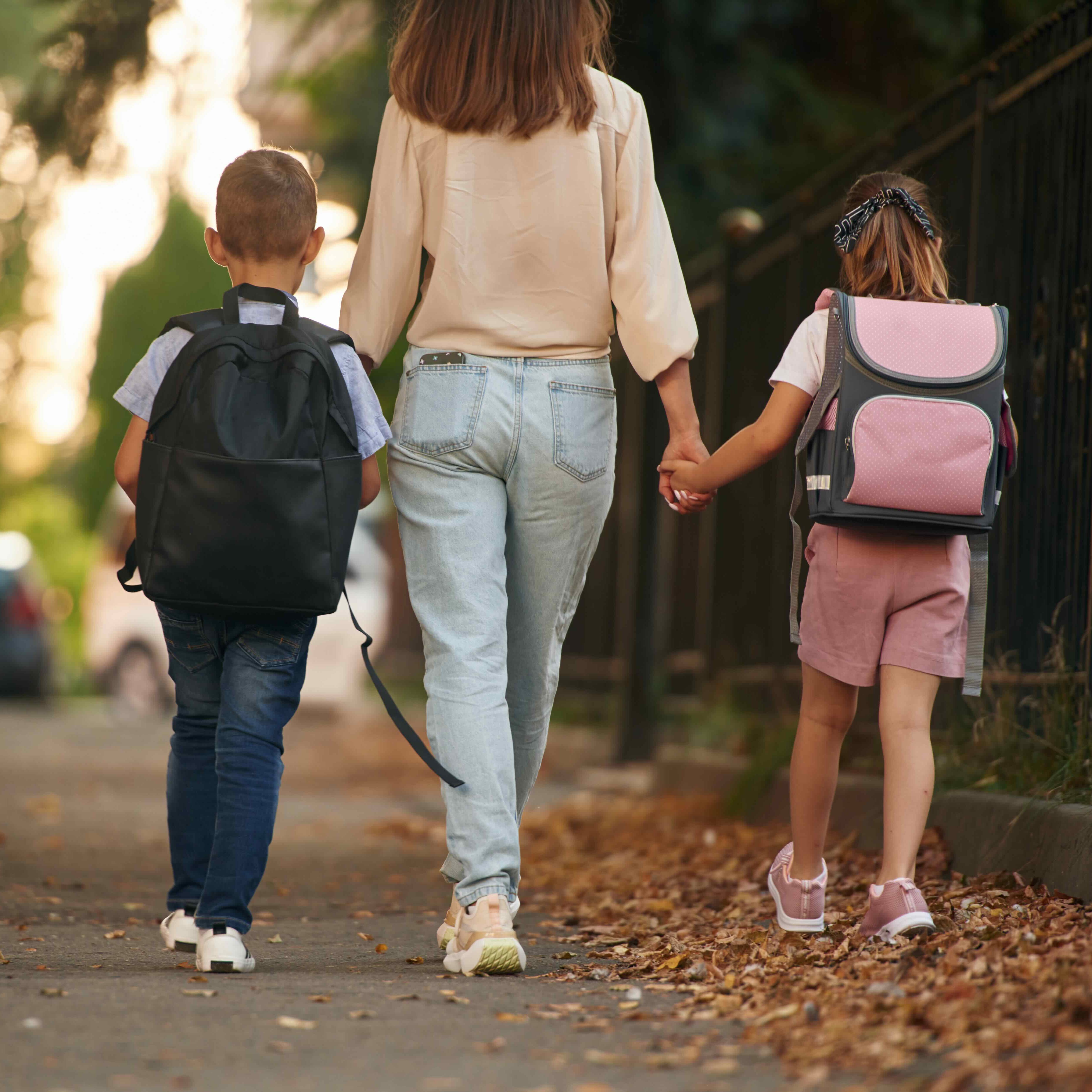Bērna sagatavošana skolai prasa vismaz 250 eiro, taču vairāk nekā trešdaļai Latvijas ģimeņu budžets nepārsniedz 100 eiro
